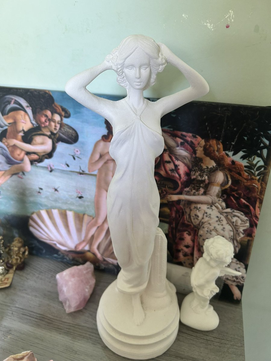 coelhismos's tweet image. comprei uma estátua de afrodite e veio errado, agora tô me perguntando se fico ou não com essa querida