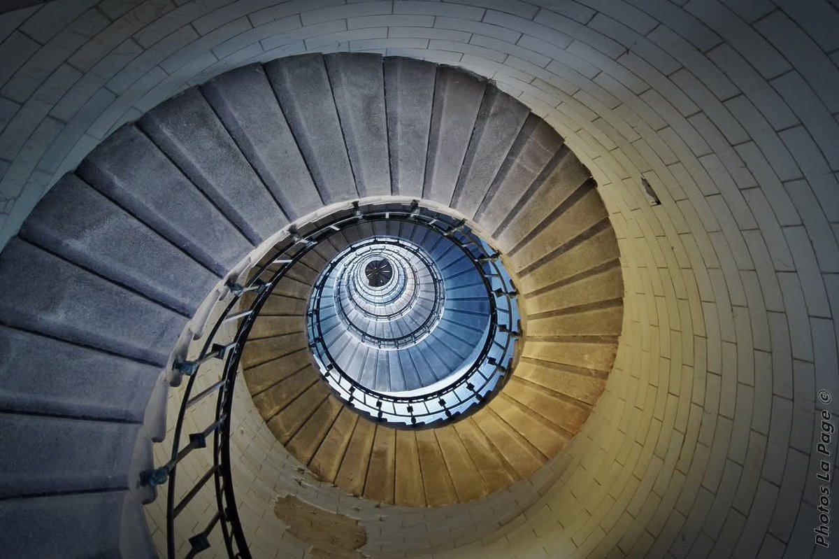 Bonsoir
 Voici l'escalier du phare d'Eckmühl à Penmarc'h (29) dont  la paroi interne de sa cage d'escaliers est recouverte de plaques d'opaline.
Je vous souhaite une excellente soirée