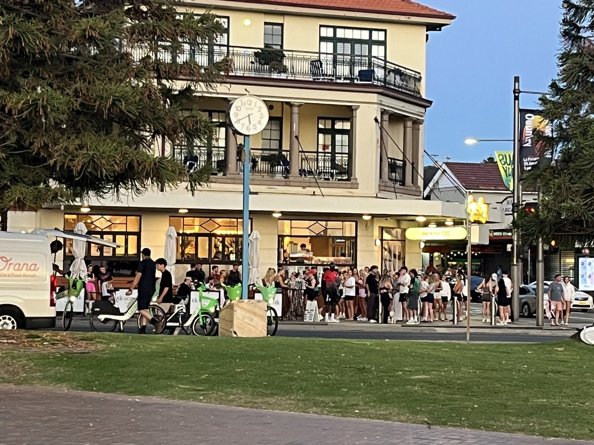 abroninvestor's tweet image. Sydney 5:40am on a Saturday- coffee queue at Coogee Beach