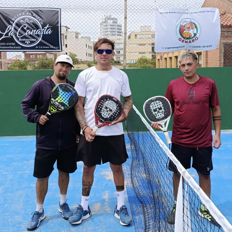 #AHORA | En #LaPlayaEsSagrada 🌊 #móvil de <a href="/raulicabralok/">raulicabral</a> desde una cancha de pádel de #VillaGesell. 

🎾 Charla con Ciro Zárate, profesor del club del Hotel Tejas Rojas. 

💻 provinciaradio.com.ar
