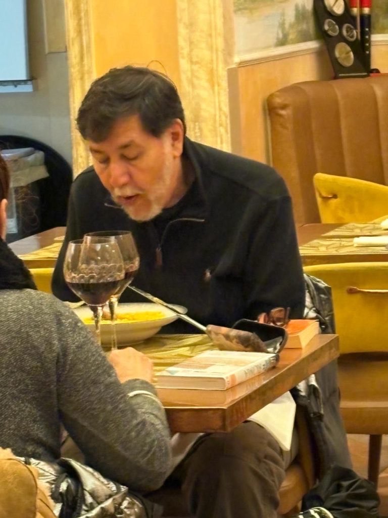 Luisfecalderonz's tweet image. Tanto el señor @fernandeznorona, como todos los integrantes de la 4T, nunca odiaron los privilegios ni los lujos, más bien, odiaban no tenerlos.

Hoy roban y disfrutan con singular hipocresía, mientras se la pasan diciendo que “no puede haber gobierno rico, con pueblo pobre”.