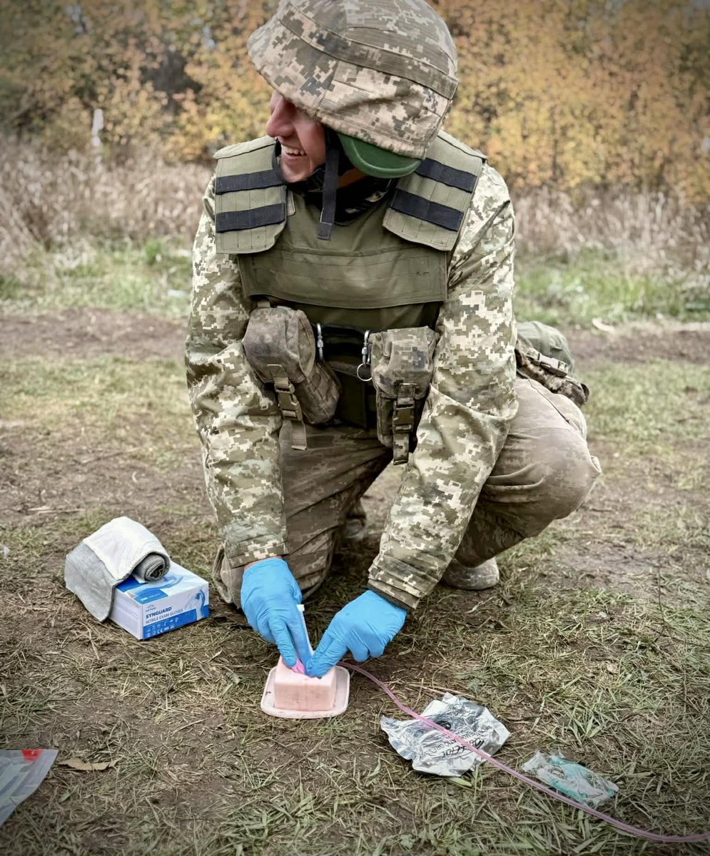 Ett varmt tack till er som donerat till <a href="/qm_for_ukraine/">Quartermaster for Ukraine</a> och därmed bidragit med slang och silikon till nya sårattrapper. Med dem kan Ukrainas soldater fortsätta träna på att stoppa blödningar och rädda liv. De ger inte upp, alltså ger vi inte upp.

📷 i Ukraina: <a href="/TildeAddenbroo1/">Tilde Addenbrooke</a>