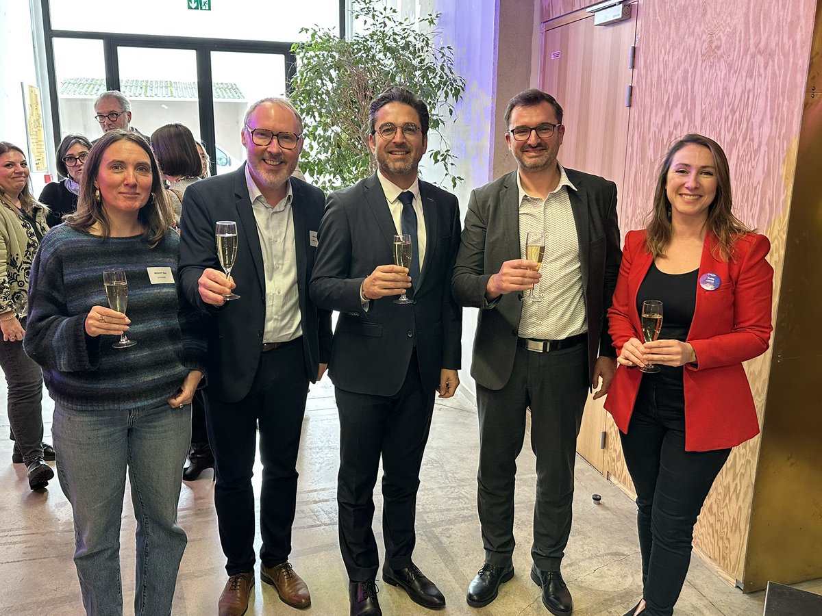 benoit_dh's tweet image. Cérémonie des « Vœux solidaires » organisée par #Bouygues Batiment Nord-Est, le #Champagne JACQUART et #Linkcity en présence d’@ArnaudRobinet, Maire de #Reims et Président du Grand Reims.
Des #vœux plein d’humanisme et d’ambition pour notre territoire et ses habitants 😊🙏🏼