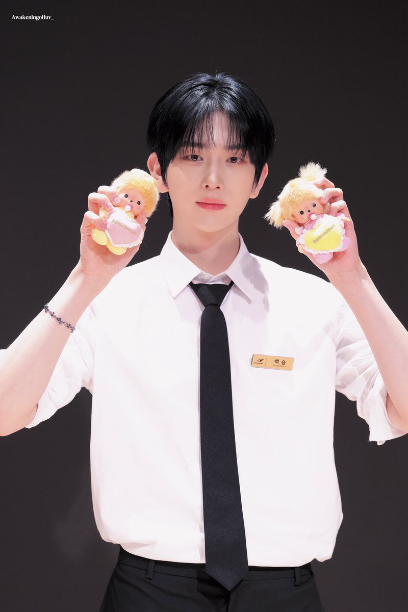 っ⩊＜ tweet media