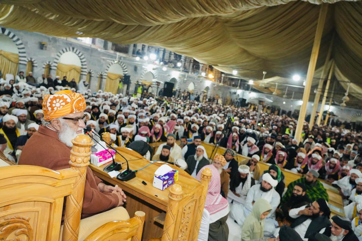 juipakofficial's tweet photo. انیسویں صدی تک برصغیر کی سیاست علماء کرام کے ہاتھ میں تھی، امت کی قیادت علماء کرام کے ہاتھ میں تھی، جب تک برصغیر کی سیاست علماء کے ہاتھ میں تھی آپ نے نہیں سنا ہوگا کہ کوئی فساد ہوا ہو یا مسلم غیر مسلم کا یا مسلمان فرقوں کا آپس میں، ان کی قیادت نے انسانیت کو متحد رکھا ہے۔ اور جب سے سیاست جدید فیشن کے حوالے ہو گئی، دنیا داروں کے حوالے ہو گئی، پھر اس وقت سے جو فسادات شروع ہوئے ہیں آج بھی ان کی پالیسیوں کی وجہ سے خون ہے جو تھم نہیں رہا ہے، نفرتیں ہیں جو آسمان کو چھو رہی ہیں، عداوتیں ہیں جس نے ایک مسلمان کو دوسرے مسلمان کا دشمن بنا دیا ہے۔ ہم ایک دوسرے کے ساتھ بیٹھنے کیلئے تیار نہیں ہوتے، ایک دوسرے کے ساتھ ہاتھ ملانے کیلئے تیار نہیں ہوتے، یہ نفرتیں انہوں نے پیدا کی ہے اور آج بھی مدارس اور دین علوم ان کے لئے بوجھ ہیں، مدارس کو بند کرنا چاہتے ہیں، مدارس کو اپنے قبضے میں لینا چاہتے ہیں، مدارس کو اپنے زیر اثر لانا چاہتے ہیں اور آپ کے علم میں لانا چاہتا ہوں کہ باقاعدہ سرکاری اسکول سینکڑوں کی تعداد میں اور مزید ہزاروں میں اس کا اضافہ ہوتا جائے گا جو سرکاری اسکول ہیں، ان کو این جی اوز کے حوالے کیا جا رہا ہے، غیر ملکی این جی اوز کے حوالے کیا جا رہا ہے، ان کو پرائیوٹائز کیا جا رہا ہے، نجی شعبوں کی طرف لیا جا رہا ہے اور وہ مدرسہ جو نجی شعبے میں ہے، جو رفاہی ادارہ ہے، جو طالب علم کو پڑھاتا ہے تو جگہ بھی دیتا ہے، کمرہ بھی دیتا ہے، بجلی بھی دیتا ہے، گیس بھی دیتا ہے، صبح و شام کا کھانا بھی دیتا ہے اور کتاب بھی دیتا ہے، تمام سہولتیں مہیا کرتا ہے اس مدرسے کو اپنے قبضے میں لینے کی کوشش کر رہے ہیں۔ تو تم اپنے اسکولوں کو نہیں چلا سکتے، تم تسلسل کے ساتھ سرکاری اسکول نجی شعبے کو دے رہے ہیں اور ان کو پرائیوٹائز کر رہے ہیں اور دینی مدرسے کو اپنے تحویل میں لینے کی کوشش کر رہے ہیں، کیا مقصد ہے تمہارا؟ یہی کہ اگر دینی مدرسے میں دین کا علم ہے تو یہ سلسلہ بند ہو جائے۔

برصغیر کی تاریخ میں خانقاہیں بھی ہیں لیکن ہم ان خانقاہوں کی تاریخ بھی جانتے ہیں، ان درگاہوں کی تاریخ بھی جانتے ہیں جنہوں نے انگریز کے لئے خدمتیں سر انجام دی آج وہ خانقاہیں نہیں بڑی بڑی جاگیرے ہیں، کمائی کے ذرائع ہیں اور جنہوں نے انگریز کا مقابلہ کیا وہ خانقاہیں آج بھی فقیروں کی طرح ہیں۔ تو ہمارے ملک کے نظام میں وہ سلسلہ مسلسل چلا آرہا ہے۔ پی آئے کو نجی شعبے میں دے رہے ہیں اور دینی درگاہ کو اپنے قبضے میں لے رہے ہیں اور ہماری پنجاب کی گورنمنٹ کہتی ہے امام بڑا غریب ہے پانچ ہزار، دس ہزار بیچارے کی تنخواہ ہے ہم پچیس ہزار دیں گے۔ مولوی صاحب کا غم کھائے جا رہا ہے۔ ہمارے صوبے میں بھی ایک زمانے میں صوبائی حکومت نے دس ہزار کا اعزازیہ مقرر کیا تھا، آپ کی ہمدردی کا شکریہ۔ دیکھیں آگے بھی جائے نا۔ پیسہ تو آپ دے رہے ہیں پچیس ہزار، لیکن مولوی کو آپ پگڈنڈی کے اوپر ڈال رہے ہیں، ایسی پگڈنڈی پر کہ اگر تھوڑا آگے کچھ ہوتا ہے تو گرتا ہے۔ تم نے پچیس ہزار کے لیے جو شرائط رکھے ہیں کہ کن شرائط پر دیا جائے گا، آپ امامت کرائیں گے تو کیسے کرائیں گے؟ آپ خطبہ پڑھیں گے تو کیسا خطبہ پڑھیں گے؟ اور پھر مولوی صاحب کے پاس جا کر اس کو باقاعدہ لکھنا پڑے گا تمہارا نام کیا ہے؟ تمہاری ولدیت کیا ہے؟ تمہاری بیوی کیا نام کیا ہے؟ کتنی بیویاں ہیں؟ بچے کتنے ہیں؟ تمہارا قد کتنا ہے؟ تمہارے آنکھوں کا رنگ کیسا ہے؟ اور تقریر یوں کرنی ہوگی، بات اس طرح کرنی ہوگی، گفتگو میں یہ ہوگا اور خبردار اگر غلطی کی تو پھر صرف یہ نہیں کہ پچیس ہزار روک دیے جائیں گے جتنے وصول کیے ہیں وہ بھی واپس کرو، تو میں نے ایک لفظ کہہ دیا کہ ہم تمہارے منہ پہ مارتے ہیں، اس پر وہ ناراض ہوتے ہیں، ناراضگی شاید اس وجہ سے ہو کہ ایسی بات کرنے والی خاتون ہے مطلب یہ ہم مسترد کرتے ہیں۔ کچھ الفاظ ہوتے ہیں جہاں الفاظ کی پیچھے نہیں جانا ہوتا، اس کے معنی مفہوم کی پیچھے جانا ہوتا ہے۔
قائد جمعیت مولانا فضل الرحمان کا ترنول اسلام آباد میں خطاب