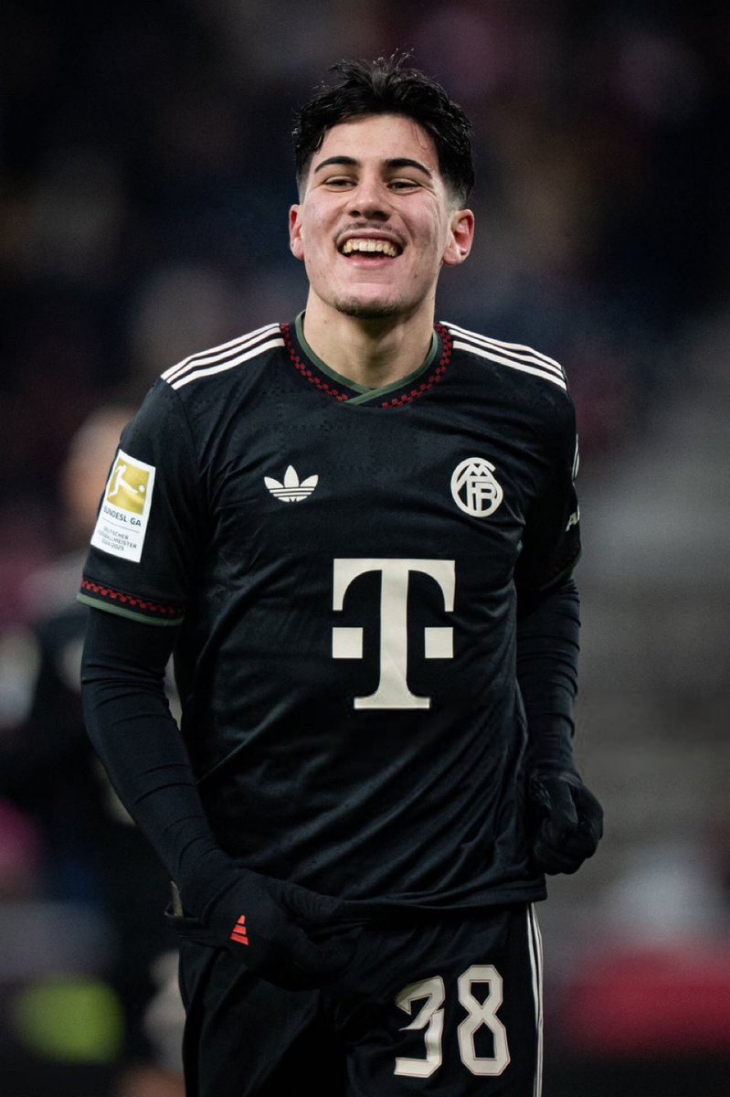bayern_aktuell_'s tweet photo. Vincent #Kompany ist sehr zufrieden mit den Trainingsleistungen von David Santos #Daiber und Felipe #Chávez. 

Beide Spieler werden weiterhin regelmäßig mit der ersten Mannschaft trainieren und frühestens im Sommer verliehen werden. 

Für #Daiber gibt es Anfragen aus der Bundesliga, für #Chávez aus der La Liga, der Serie A und der 2. Bundesliga.

- 🗞️ @kerry_hau
