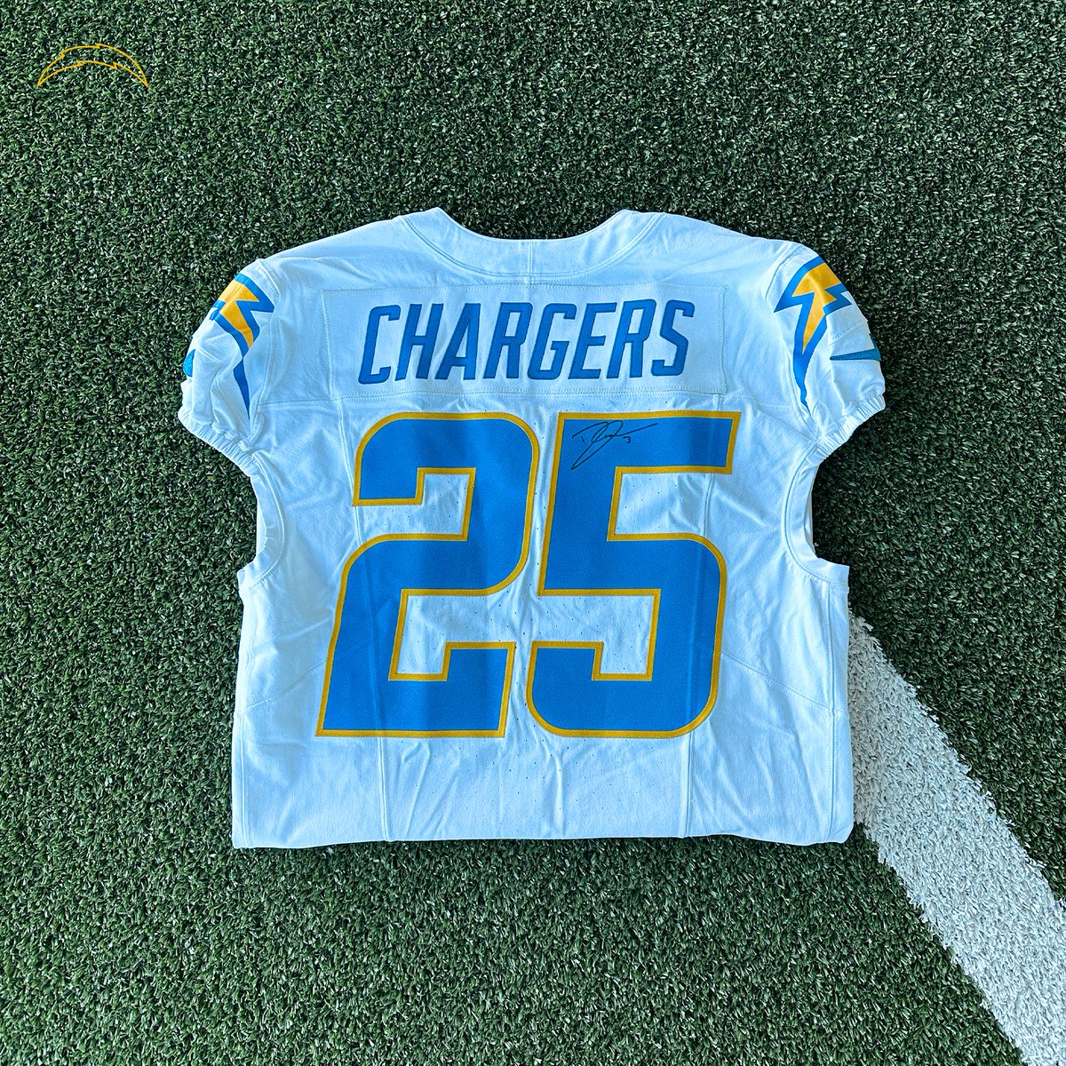 chargers's tweet image. signed dj3 anyone ??

like + repost to winnn