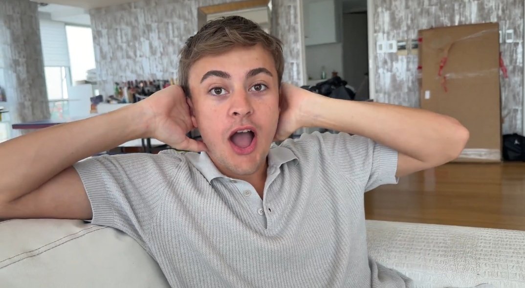 El concepto de que escuche miniatura y lo primero que haga sea esto JAJAJAJAJA