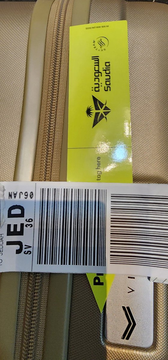 BintAlasseri's tweet photo. @Saudi_Airlines @HR_66R @has81402 @raa55511 @ftwmally2 @Mrrsala ماتوقعتها من الخطوط السعودية الشنط ماهي اي كلام علشان تنكسر بسهوله😡 https://t.co/MR4mcvBOP0