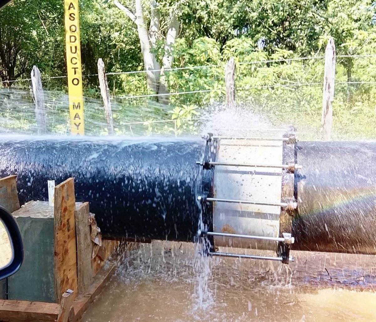 JulioCMora60774's tweet photo. #AlMomento | Mega fuga de agua en las tuberías que se ubican en el poblado el Congo, #Macuspana , deja sin agua a la Villa Benito Juárez, San Carlos y sus comunidades. El llamado a #CEAS para que atiendan la fuga.

#rafagapolitica #seguidores #siguemeycomparte https://t.co/cyOVJD5kvo