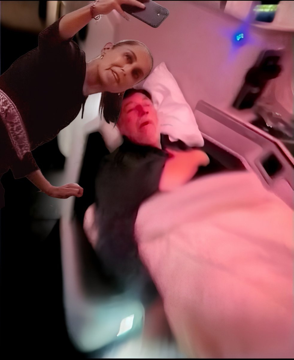 Claudia Sheinbaum se tomó una selfie con las víctimas de la primera clase.