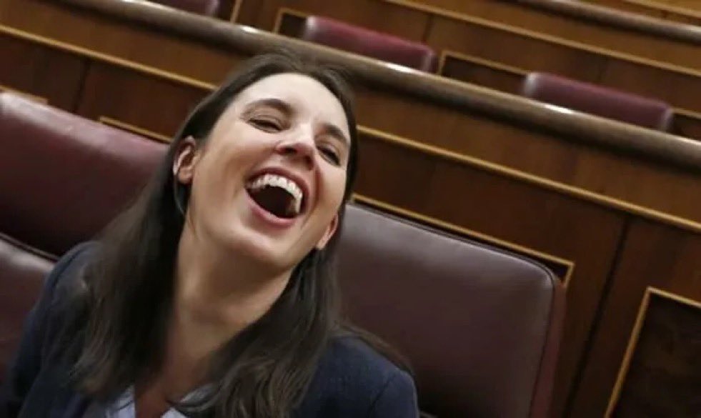 Cuando Rubiales dio un pico a Jenni Hermoso

Cuando un marroquí deja en MUERTE Cerebral a una joven de 20 años