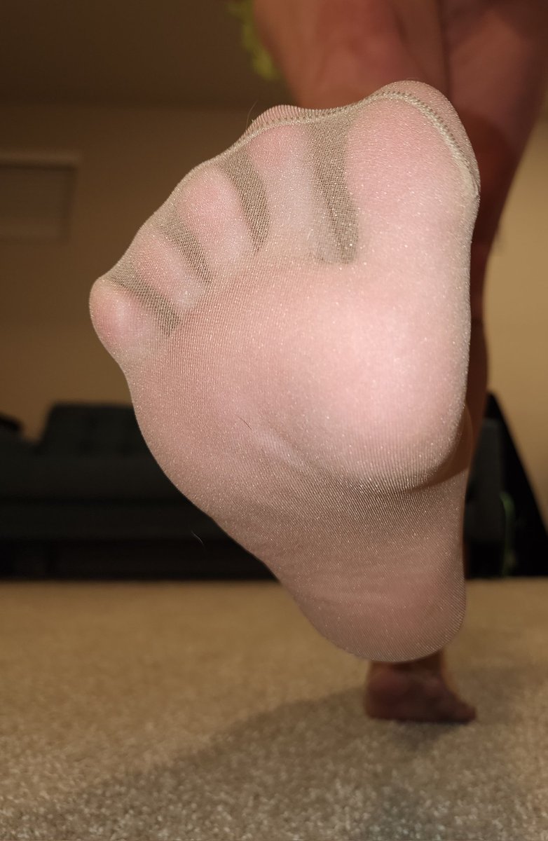 FancyFootedWoman tweet media