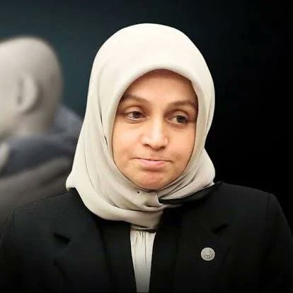 SORUYORUZ

Bu hanımefendi, (AKP Grup Başkanvekili Leyla Şahin Usta) dün TBMM Genel Kurulu'nda sarf ettiği aşağıdaki şu sözler için hâlâ bir düzeltme yapmadı mı? Bir özür dilemedi mi? 

"... Yıllarca, on üç yıl boyunca Suriye'de Müslümanlar katledilirken gıkını çıkarmayanlar bugün