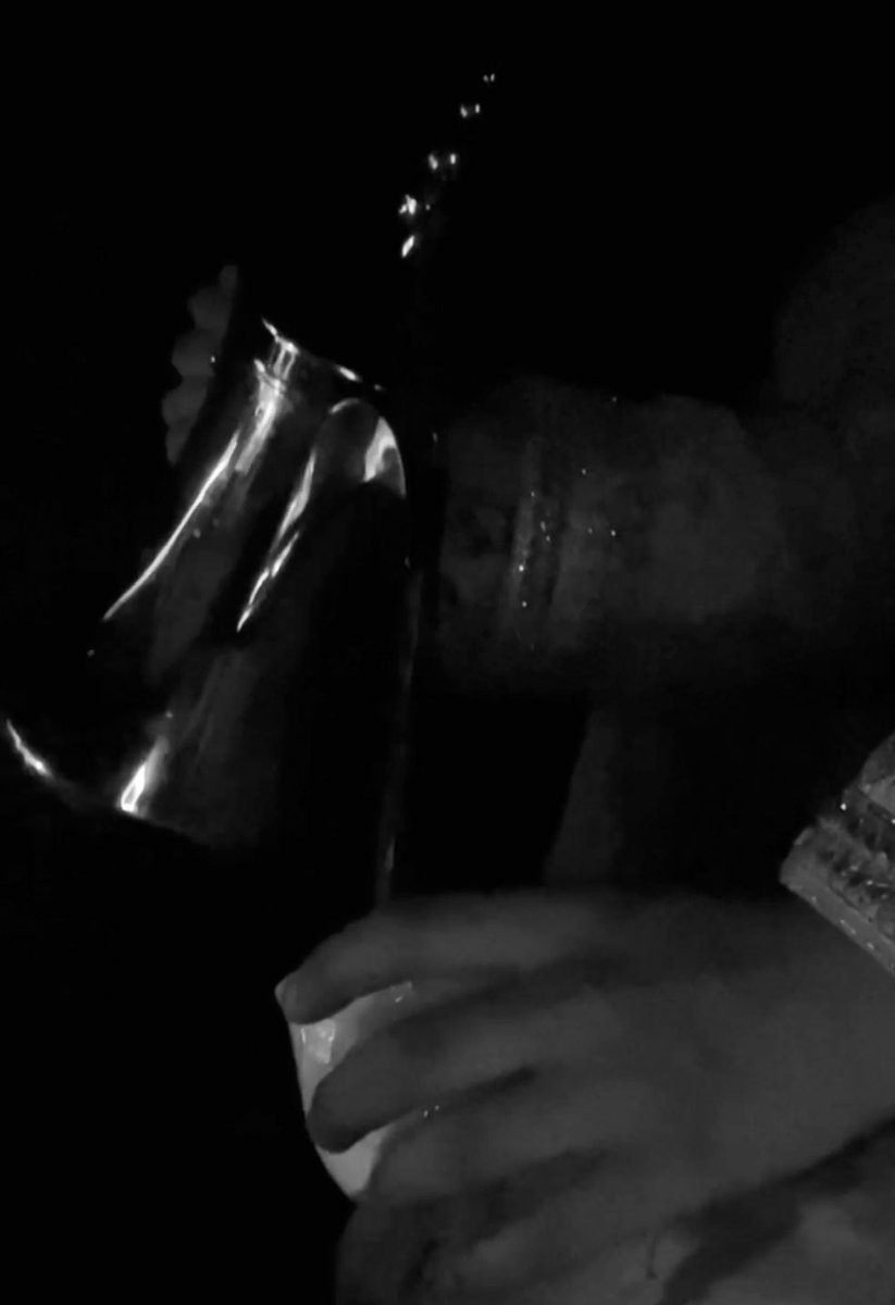 'لو اتقهوى لحالي . . . ماني لحالي
انا اسولف على احلامي و اقهويها '.