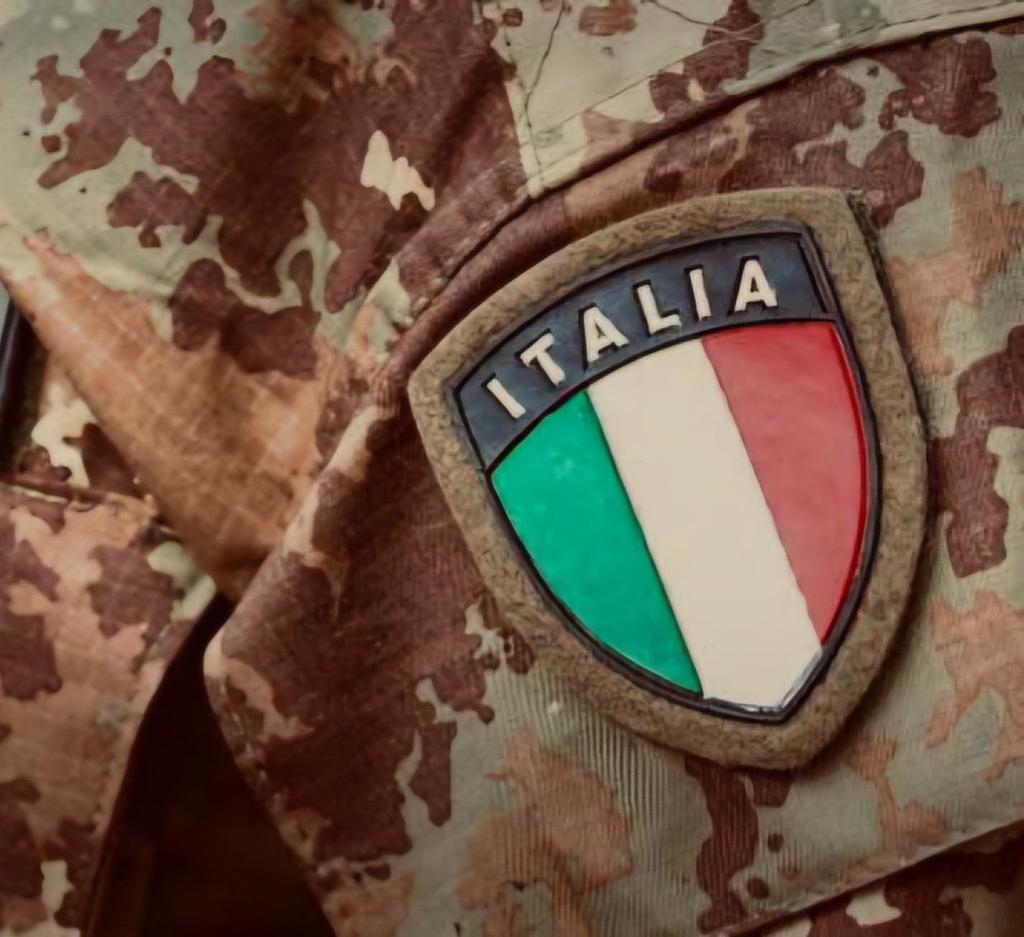 Padova. Un negozio. Tre commesse gridano spaventate.
Un uomo è fuori controllo: minacce, aggressività, un tentativo di furto.
Centro città, pieno giorno.
Due militari dell’<a href="/Esercito/">Esercito Italiano</a> e uno dell’#AeronauticaMilitare sono lì vicino. Intervengono. Fermano l’uomo, lo immobilizzano, lo
