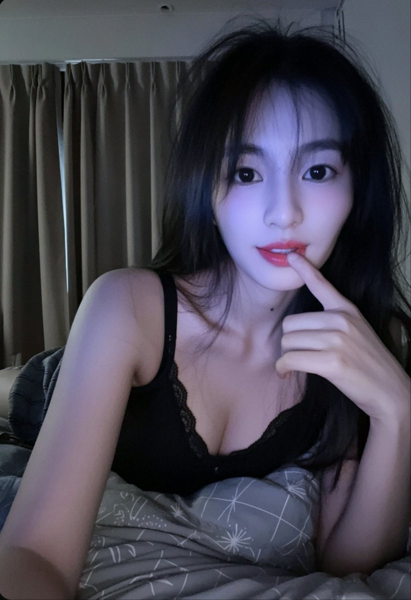 Elson_Crypto's tweet photo. 我听说胸上有痣的女生，一生会体验到好多不同的男生。那么脖子上有痣的女生会怎么样？🥹 https://t.co/AyiGlz5XvT