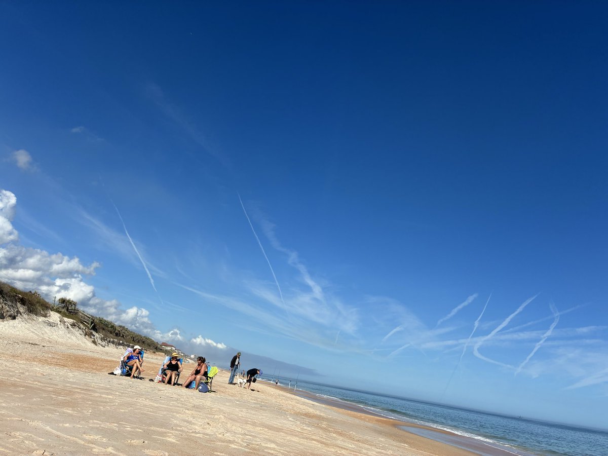 SunIsLife77's tweet image. It’s so obvious now. Short chemtrails. Then 2 hours later, garbage skies. They sprayed the coastline. Still doing it. Right over my head. NE Florida😡