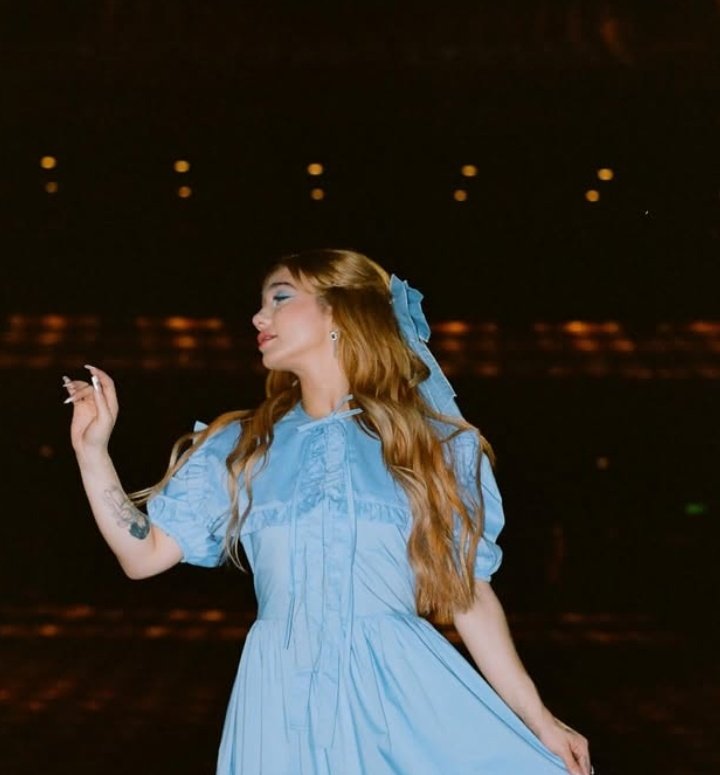 Acabo de hacer Superhéroe en versión inglés para coro y ahora esa versión cantada por Angela se volvió mi necesidad realmente si saca esa canción en inglés es digno del prime de billie eilish y olivia juntas porfa cumplime el sueño todas las chicas estuvieron de acuerdo