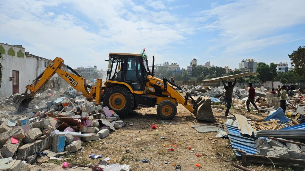 MaktoobMedia's tweet photo. The Bangalore Development Authority (BDA) on Thursday demolished around 22 structures in north Bengaluru’s Thanisandra without serving prior notice, leaving several families homeless overnight. Residents said officials arrived early with police and earthmovers and carried out demolitions despite families possessing valid documents and having lived there for years. The BDA later admitted the lapse, said the land was part of the Arkavathy Layout project, announced rehabilitation for those affected, and ordered a probe into the incident.

Photos by Nasih AP/Maktoob

https://t.co/Q4i1pX5qc8