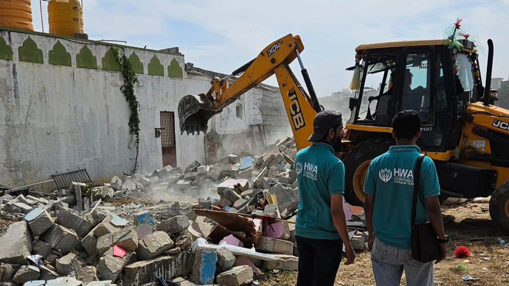 MaktoobMedia's tweet photo. The Bangalore Development Authority (BDA) on Thursday demolished around 22 structures in north Bengaluru’s Thanisandra without serving prior notice, leaving several families homeless overnight. Residents said officials arrived early with police and earthmovers and carried out demolitions despite families possessing valid documents and having lived there for years. The BDA later admitted the lapse, said the land was part of the Arkavathy Layout project, announced rehabilitation for those affected, and ordered a probe into the incident.

Photos by Nasih AP/Maktoob

https://t.co/Q4i1pX5qc8