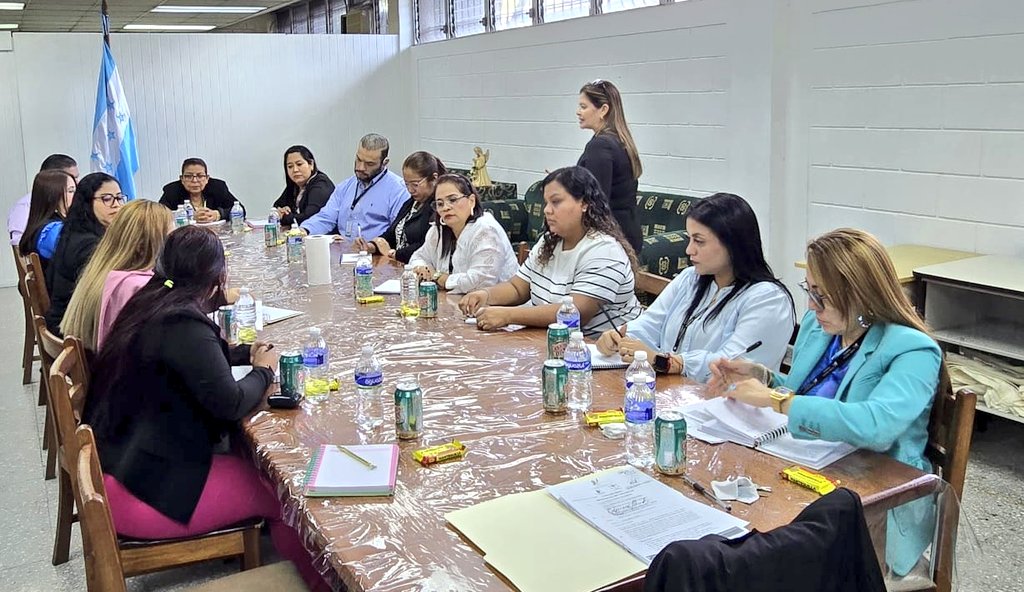 PJdeHonduras's tweet photo. La Supervisora General por Ley, abogada Larissa Barahona Fuentes,  sostuvo su primer reunión de trabajo con el equipo administrativo de la sede principal  de la Supervisión General del Poder Judicial.
El propósito de la jornada de trabajo es compartir lineamientos y prioridades del año 2026 promover la alineación del personal con las metas institucionales, fomentar el trabajo en equipo y las buenas prácticas administrativas.
Asimismo se anuncio las gestiones varias en pro de la mejora continua, capacitaciones, entre otras actividades para brindar un servicio de calidad y transparencia, explicó la funcionaria judicial.