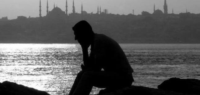 Bugün 5 işletmeye uğradım. Biri hariç hepsiyle sohbet etme imkanımız oldu.

Dördü ilede ekonominin,  ticaretin, vatandaşın durumunu biz sormadan mesleğimizi bildikleri için onlar açtı. Biri dedi ki “abi bunları niye yazmıyorsunuz?” 

Hiçbiri umut var değil.
Maliyenin baskısından