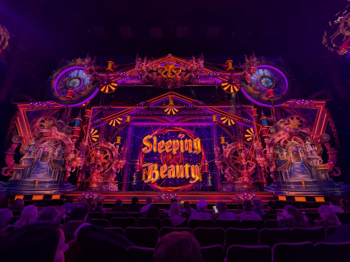 ThePantoArchive's tweet image. Wow! What a theatre @LondonPalladium @PalladiumPanto  look at this amazing set @XRoadsPantos 
#london #theatre #pantomime