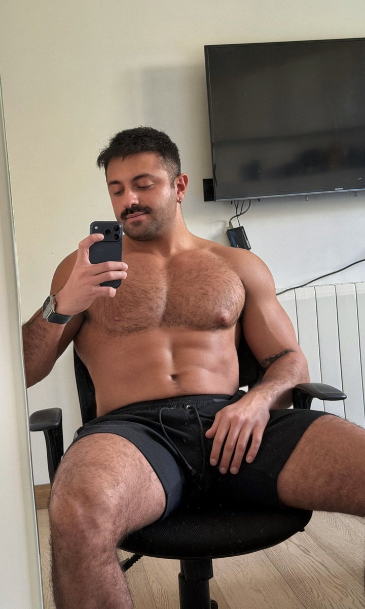 itsjowh's tweet image. me and this spanish guy at the gym are slowly realising we’re in an episode of Heated Rivalry