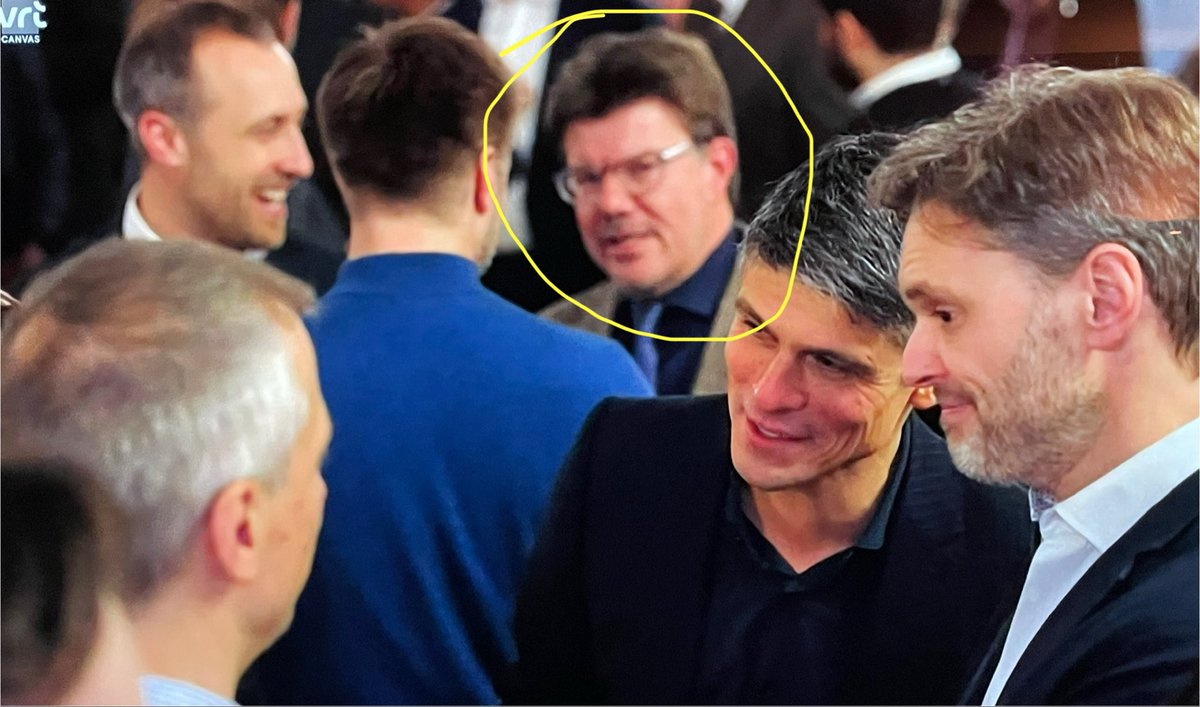 Tiens, wie is er inmiddels voldoende genezen om naar de receptie van het Brussels parlement te komen? Eén met een gatz in zijn hand?!