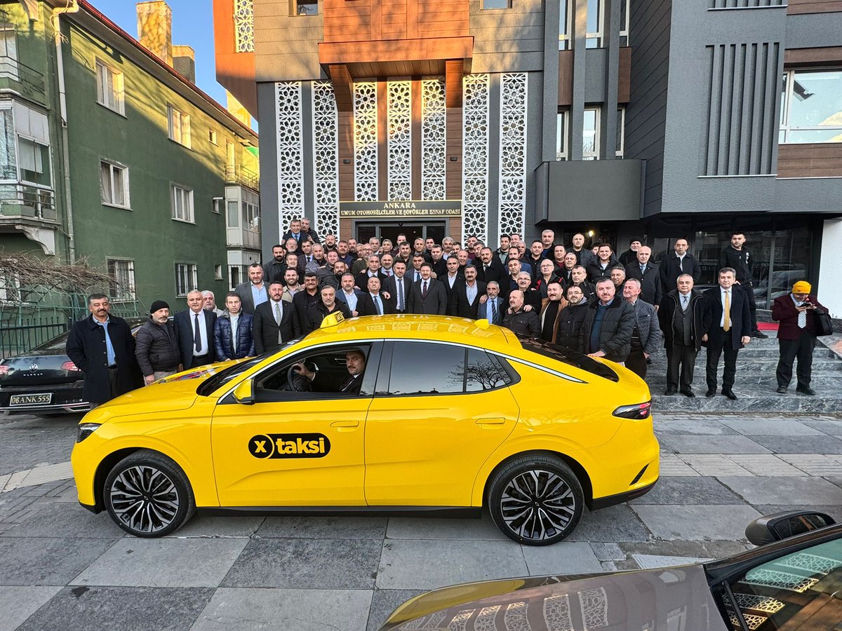 MehmetYiginer's tweet image. Yerli ve milli otomobilimiz @Togg2022’un T10F modeli, kurumsal mobil uygulamamız X Taksi ile bir araya gelerek; Ankara Şoförler Odamızdaki yerini aldı.

Yerli teknoloji, yerli hizmetle buluştu; sarı renk T10F’e gerçekten çok yakıştı.

Esnafımıza hayırlı ve uğurlu olsun.