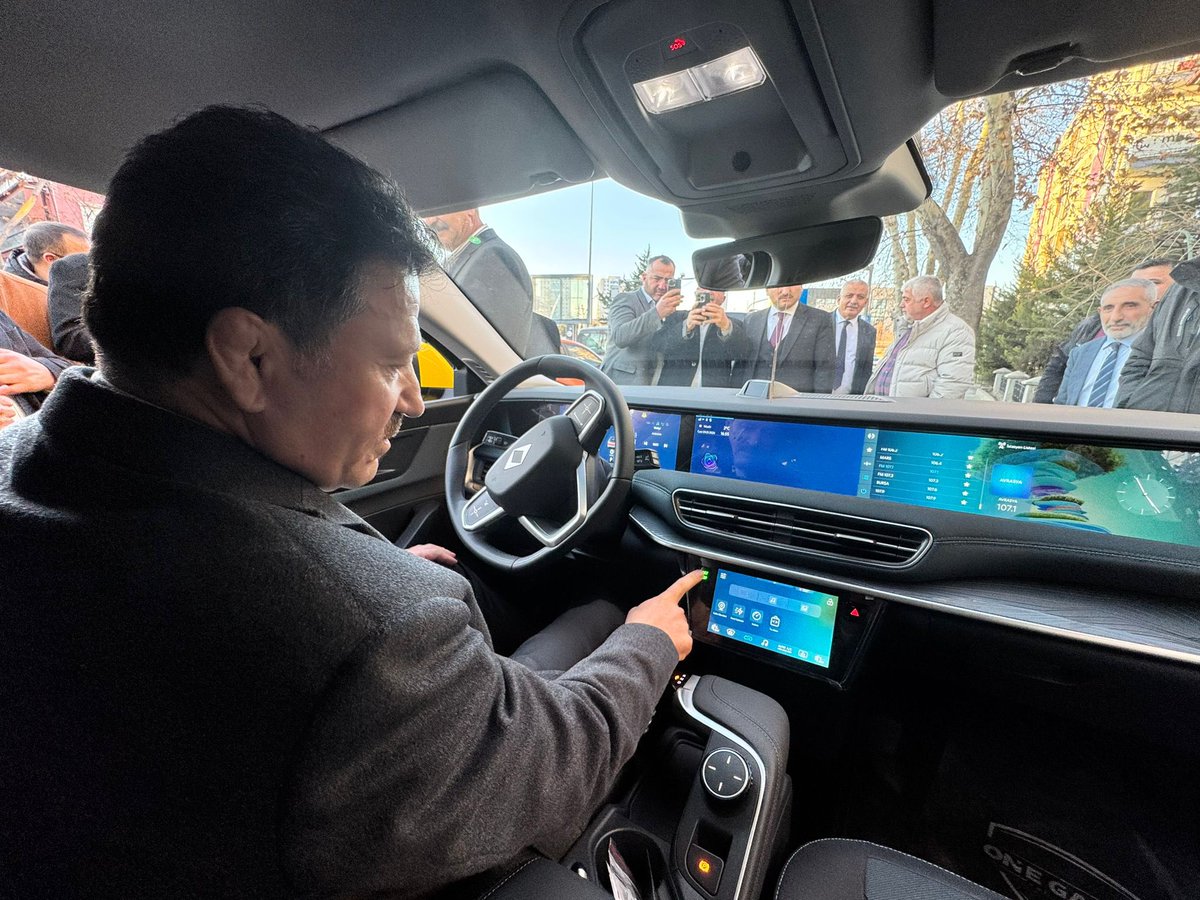 MehmetYiginer's tweet image. Yerli ve milli otomobilimiz @Togg2022’un T10F modeli, kurumsal mobil uygulamamız X Taksi ile bir araya gelerek; Ankara Şoförler Odamızdaki yerini aldı.

Yerli teknoloji, yerli hizmetle buluştu; sarı renk T10F’e gerçekten çok yakıştı.

Esnafımıza hayırlı ve uğurlu olsun.