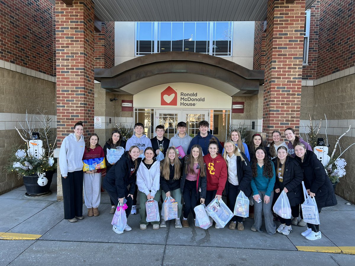 RyanRadke316's tweet image. Byron FCCLA kids giving back to the Rochester Ronald McDonald House. Love seeing this generation of youth learning the value of service learning. 
#PeopleHelpingPeople #ByronBears @ByronBearsHS