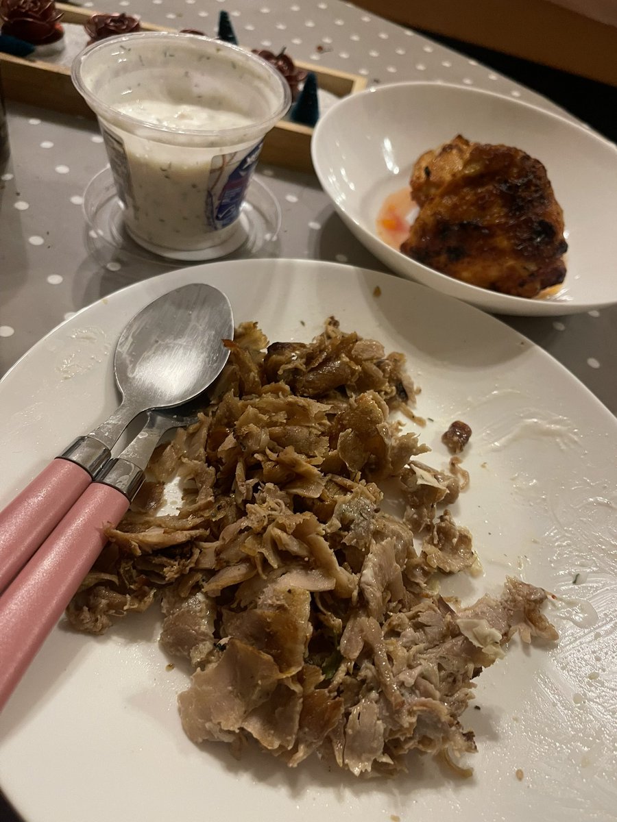 Tannam8D's tweet image. มนุษย์เมนส์วู่วามไปสั่ง Döner เพิ่มเนื้อ เพิ่มชีส พนักงานถามย้ำ 4-5 รอบ นี่คิดในใจ อย่าดูถูกมนุษย์เมนส์สิคะ กลับมาเปิดกินที่บ้าน รอบหน้าพี่ดูถูกหนูได้เลยค่ะ อิ่มจะอ๊วกแล้ว ยังไม่หมดเลย ไก่หม้อทอดข้างๆก็ยังไม่ได้แตะเลย