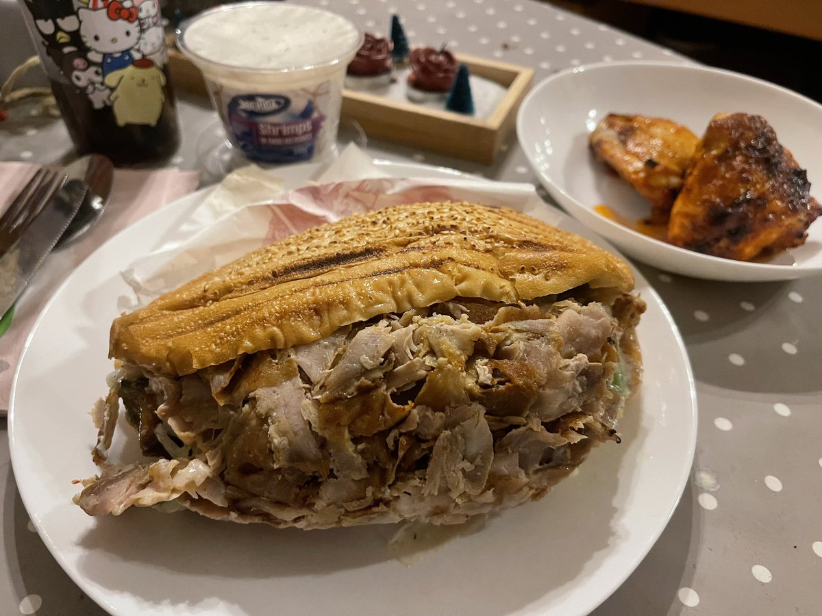 Tannam8D's tweet image. มนุษย์เมนส์วู่วามไปสั่ง Döner เพิ่มเนื้อ เพิ่มชีส พนักงานถามย้ำ 4-5 รอบ นี่คิดในใจ อย่าดูถูกมนุษย์เมนส์สิคะ กลับมาเปิดกินที่บ้าน รอบหน้าพี่ดูถูกหนูได้เลยค่ะ อิ่มจะอ๊วกแล้ว ยังไม่หมดเลย ไก่หม้อทอดข้างๆก็ยังไม่ได้แตะเลย