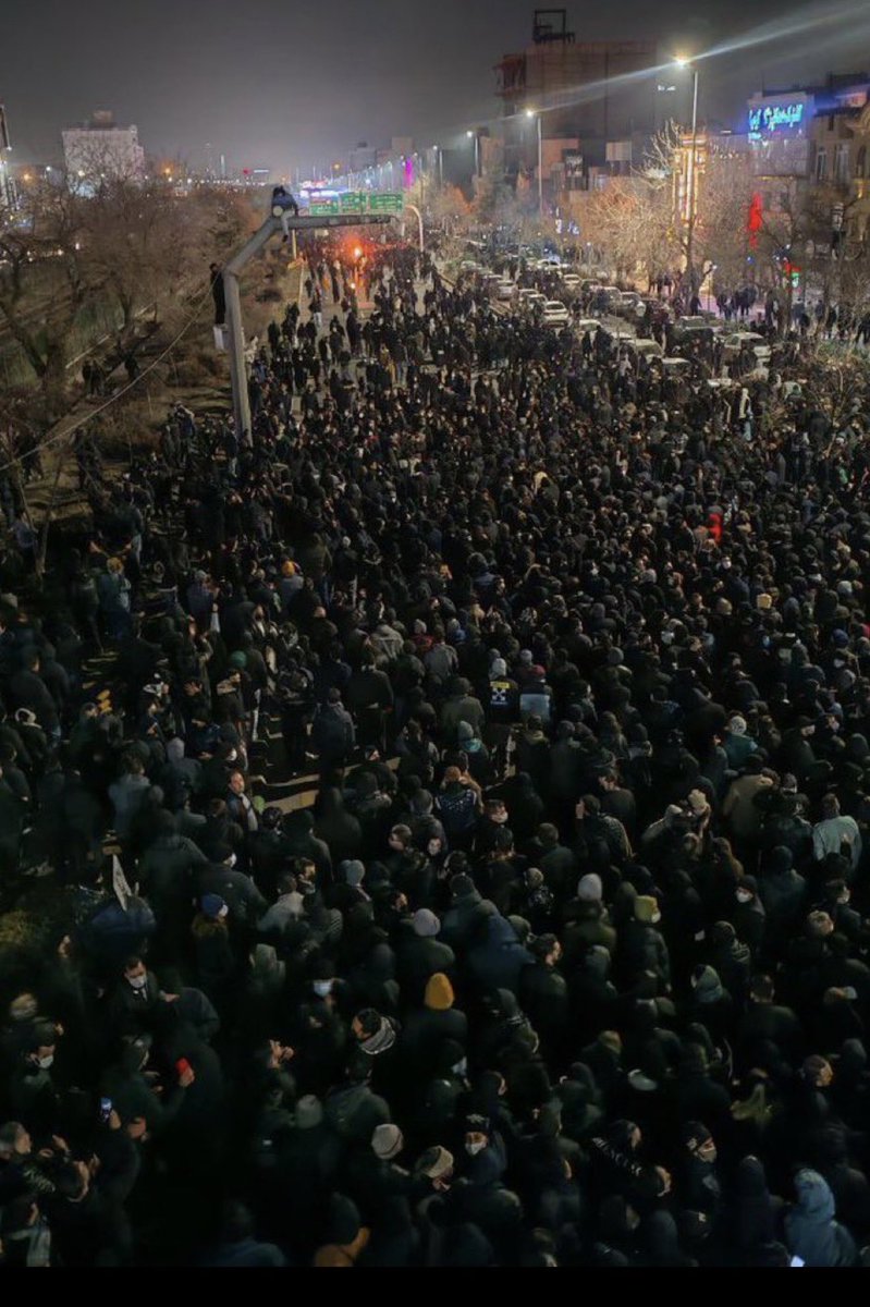 dpatrikarakos's tweet image. What a photo. Don’t turn your eyes from Iran.