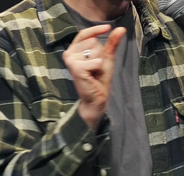 Дивлюсь зараз сольнік Пана Ліпко (ранній доступ)
«у нас гарна квартира, якщо ми переклеїмо шпалери - вона стане просто ідеальною… і як тільки твоя квартира стає ідеальною - тобі кажуть переїжджать на інший напрямок і шукати іншу хату»
Це така жиза!🫠
Люфт я теж завжди залишаю..)