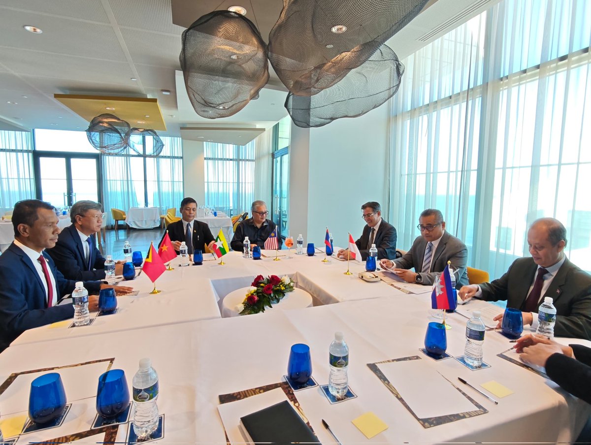 MYEmbHavana's tweet photo. *Twitter*
Malaysia participated in the ASEAN Committee in Havana (ACHC) luncheon on 8 Jan 2026,  marking Indonesia’s handover of the ACHC Chairmanship to Laos. 🇲🇾 reaffirmed its commitment to ASEAN unity and centrality in strengthening regional engagement in Havana. https://t.co/Eyx8y7mccA