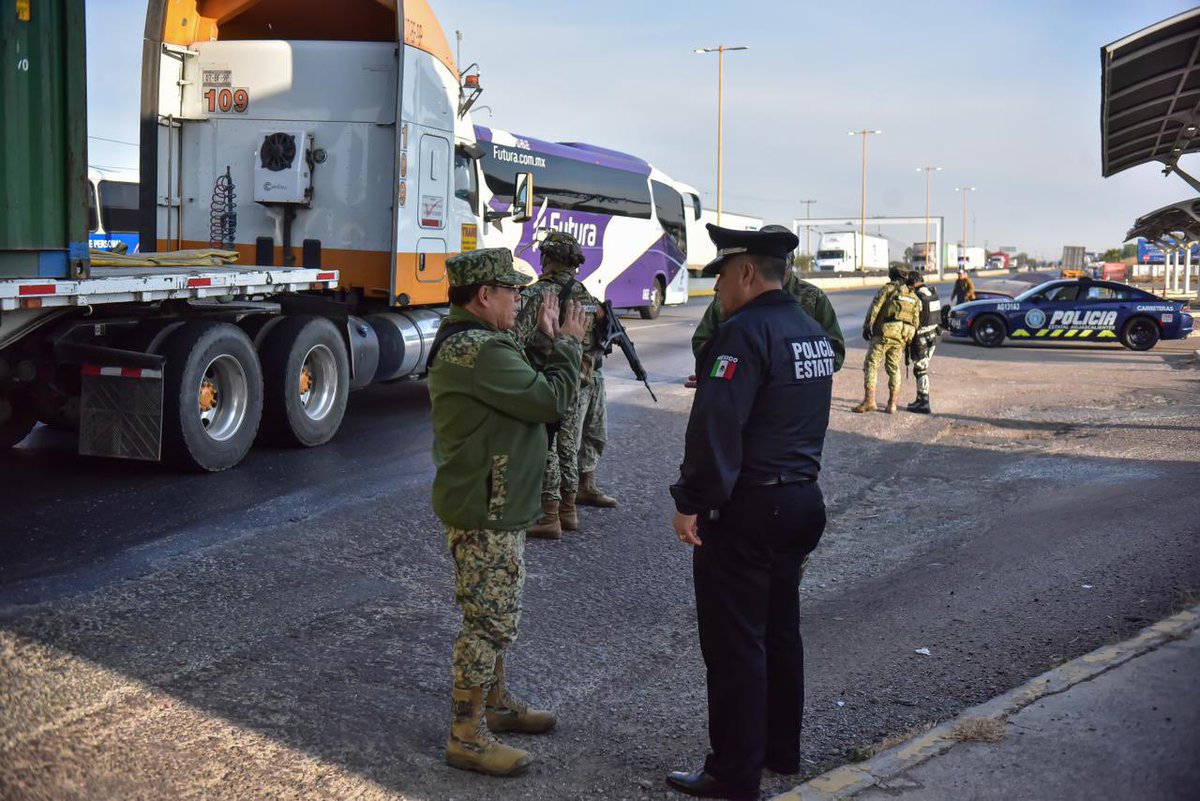 TereJimenezE's tweet image. POLICÍA ESTATAL Y EJÉRCITO SUPERVISAN OPERACIÓN DE LA PUERTA DE SEGURIDAD SUR

El secretario de Seguridad Pública del Estado, Antonio Martínez Romo, y el general Álvaro Javier Juárez Vázquez, nuevo comandante de la 14/a. Zona Militar, realizaron esta mañana un recorrido de…