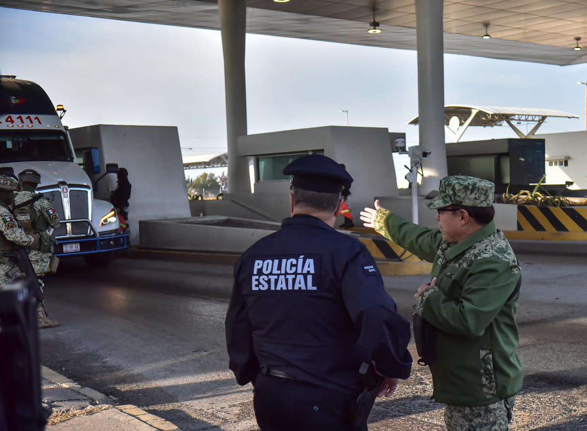 TereJimenezE's tweet image. POLICÍA ESTATAL Y EJÉRCITO SUPERVISAN OPERACIÓN DE LA PUERTA DE SEGURIDAD SUR

El secretario de Seguridad Pública del Estado, Antonio Martínez Romo, y el general Álvaro Javier Juárez Vázquez, nuevo comandante de la 14/a. Zona Militar, realizaron esta mañana un recorrido de…
