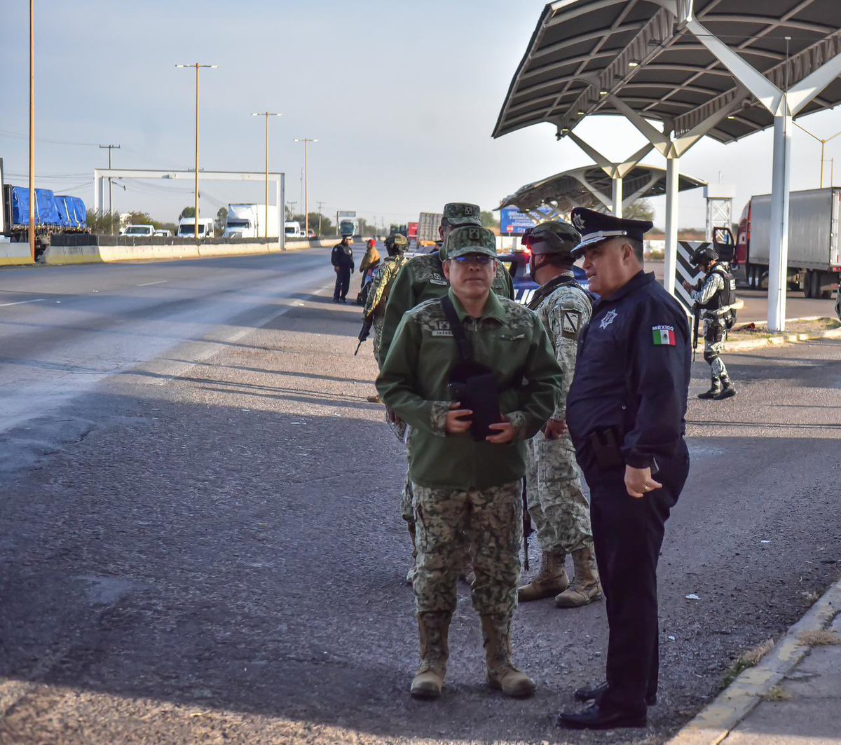 TereJimenezE's tweet image. POLICÍA ESTATAL Y EJÉRCITO SUPERVISAN OPERACIÓN DE LA PUERTA DE SEGURIDAD SUR

El secretario de Seguridad Pública del Estado, Antonio Martínez Romo, y el general Álvaro Javier Juárez Vázquez, nuevo comandante de la 14/a. Zona Militar, realizaron esta mañana un recorrido de…