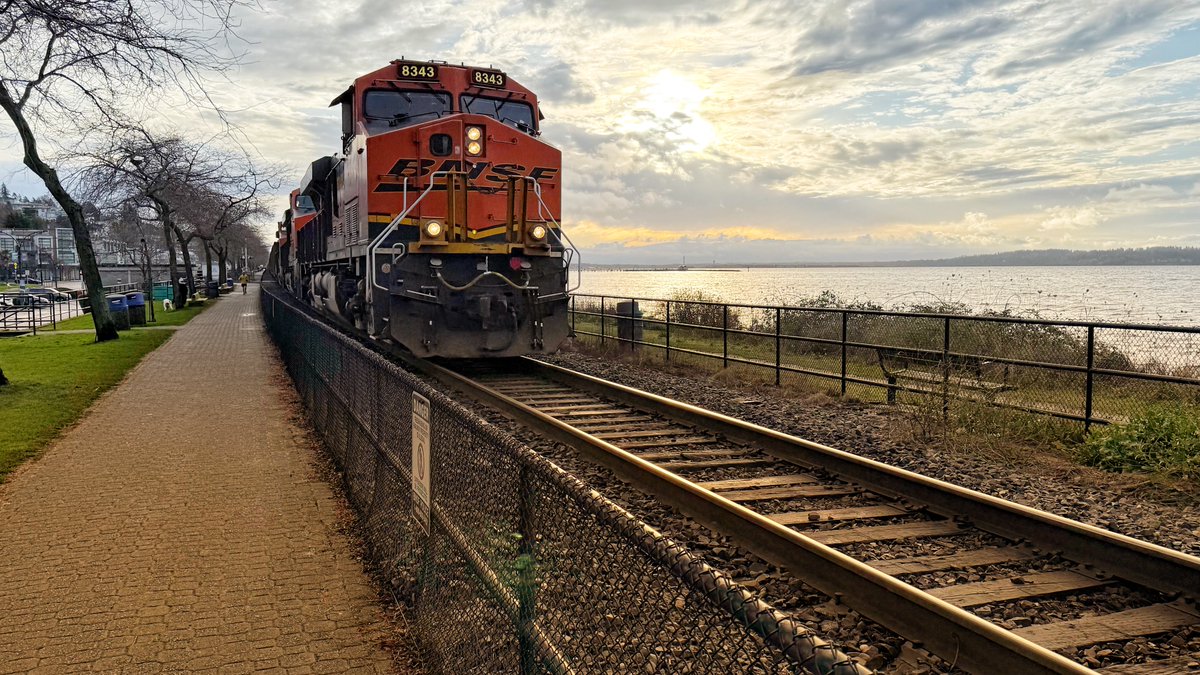 dmerlyn's tweet photo. Burlington Northern rolls along the waterfront at White Rock, British Columbia https://t.co/yDOFJkc081