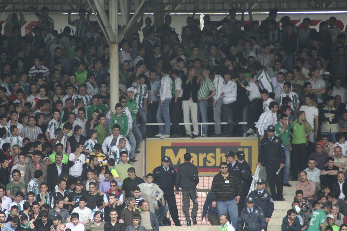 Simalar değişir ruhlar asla...

Onlarca yıl geçti, renkler hiç solmadı; sevdamız ilk günkü gibi hala... 

#Nalçacılılar