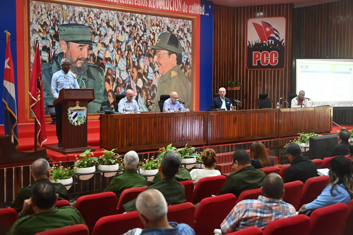 PartidoPCC's tweet photo. Continúan en Holguín los Plenos Extraordinarios de los Comités Provinciales del Partido, espacios presididos por @DiazCanelB y @DrRobertoMOjeda que examinan los retos y  definen nuevas formas de hacer para superar las adversidades. https://t.co/7h1g8qDTWK