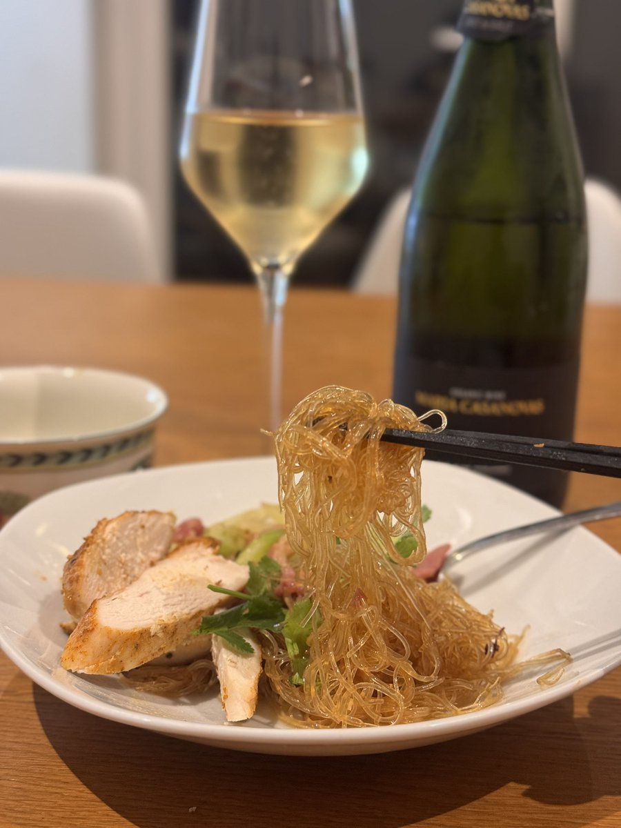 nattkitchen's tweet image. #ครัวคุณณัฐ อบวุ้นเส้นอีกแล้วค่ะ  รอบนี้ไม่มีกุ้งนะ อยากกินปู ปูก็ยังไม่ออกดอก เลยมีแต่เบคอน เสริมโปรตีนด้วยอกไก่ แก้แข่นคอด้วยน้ำอัมฤทธิ์แบบสปารคกะลิ่ง เสริมความแซ่บด้วยน้ำจิ้มพริกเกลือแบบชาวภาคตะวันออกแห่งไทยแลนด์แดนสนธยา