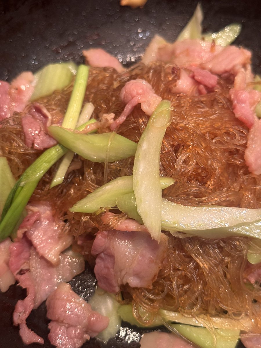 nattkitchen's tweet image. #ครัวคุณณัฐ อบวุ้นเส้นอีกแล้วค่ะ  รอบนี้ไม่มีกุ้งนะ อยากกินปู ปูก็ยังไม่ออกดอก เลยมีแต่เบคอน เสริมโปรตีนด้วยอกไก่ แก้แข่นคอด้วยน้ำอัมฤทธิ์แบบสปารคกะลิ่ง เสริมความแซ่บด้วยน้ำจิ้มพริกเกลือแบบชาวภาคตะวันออกแห่งไทยแลนด์แดนสนธยา