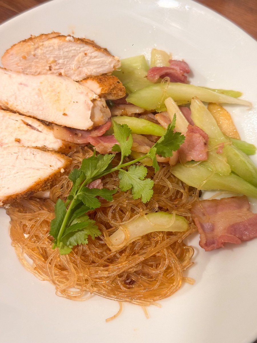 nattkitchen's tweet image. #ครัวคุณณัฐ อบวุ้นเส้นอีกแล้วค่ะ  รอบนี้ไม่มีกุ้งนะ อยากกินปู ปูก็ยังไม่ออกดอก เลยมีแต่เบคอน เสริมโปรตีนด้วยอกไก่ แก้แข่นคอด้วยน้ำอัมฤทธิ์แบบสปารคกะลิ่ง เสริมความแซ่บด้วยน้ำจิ้มพริกเกลือแบบชาวภาคตะวันออกแห่งไทยแลนด์แดนสนธยา