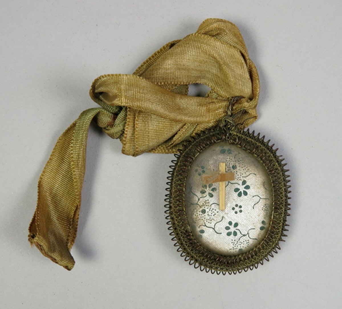 #lapeçadeletnològic

Avui és Sant Antoni Abat, del porquet o dels Ases, de gran tradició pagesa i se celebra amb els Tres Tombs.

RELIQUIARI DE SAINT ANTOINE, d'origen francès, però prové de l'altar de la Mare de Déu de Sarroca de Bellera.

#TalDiaComAvui va morir Joan Amades.