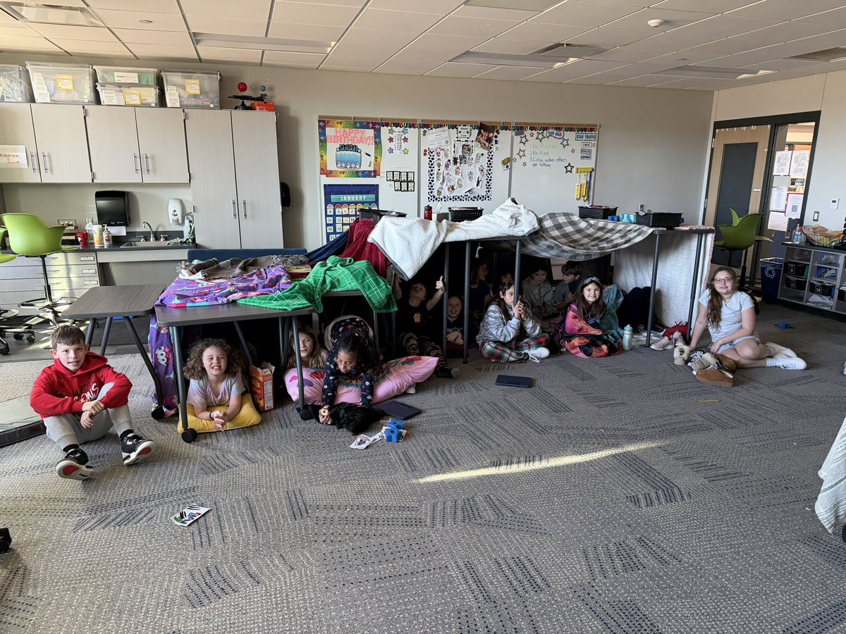 MrsAmberAxline's tweet photo. Fort &amp; candy salad afternoon for FalCoin rewards!! #dcwest https://t.co/CP6qp68okK
