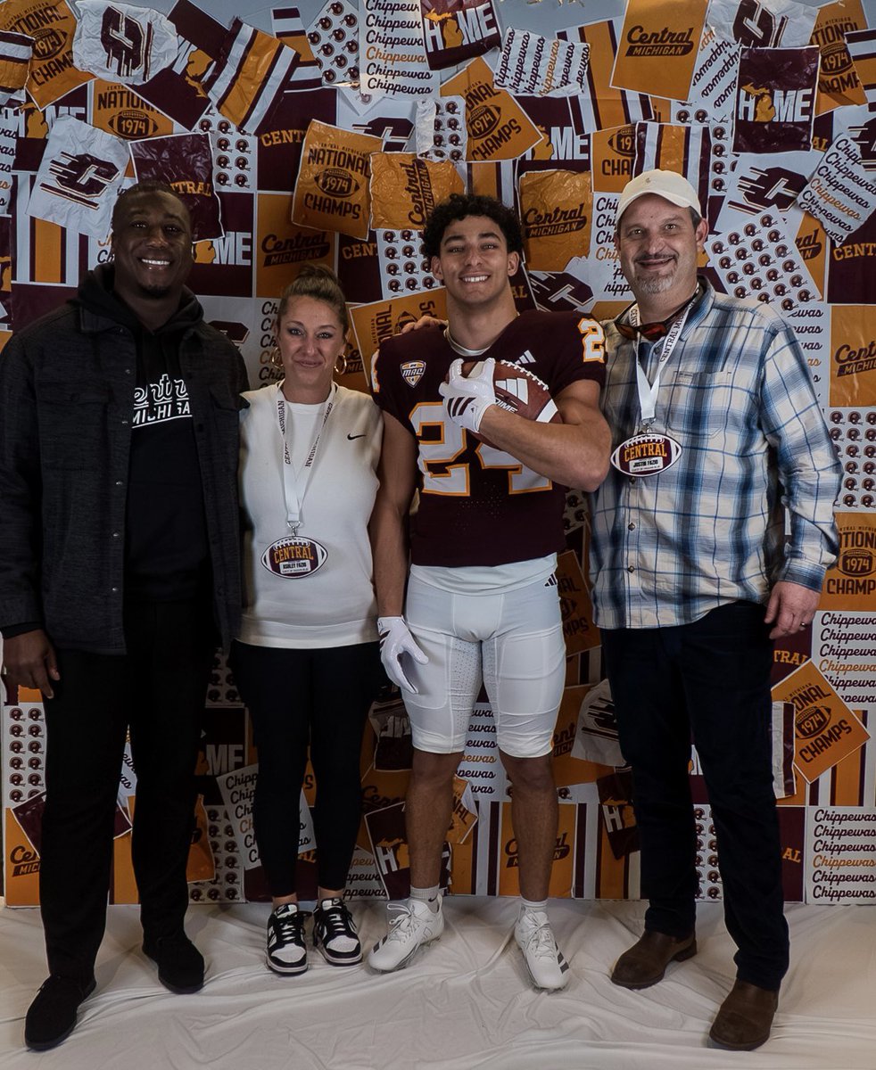 BlueVaughn's tweet image. Fully committed to @CMU_Football thank you @DrinkallCoach @jackwmcdaniels @CoachChapin @CoachCBW for the opportunity. Lets work!!!